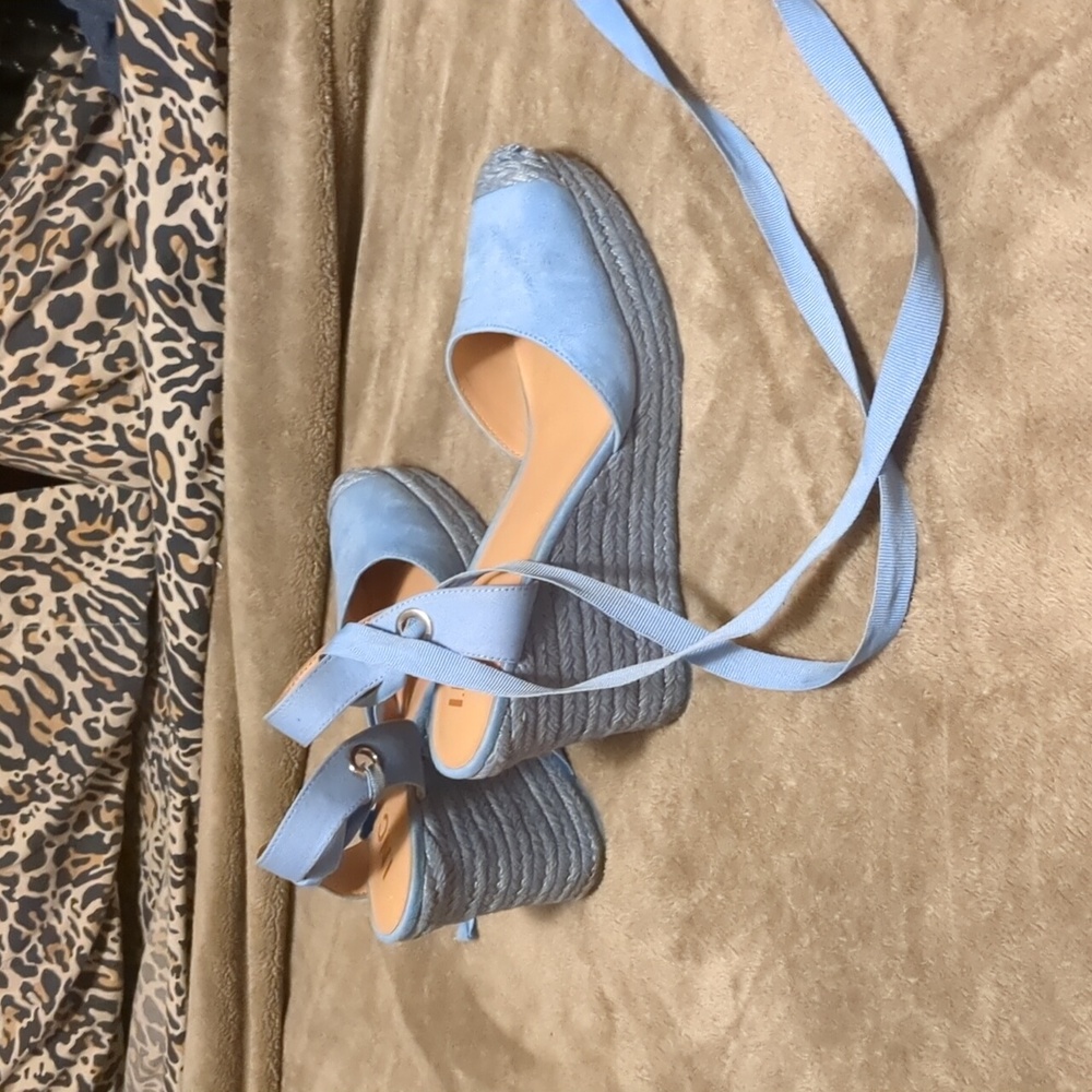 Shoes - Picture 3 of 4